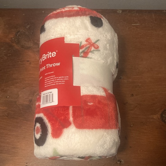 NWT- Super Soft- Cream w/ Red Farmtrucks & Christmas Trees Throw Blanket 50x60 - Picture 16 of 17